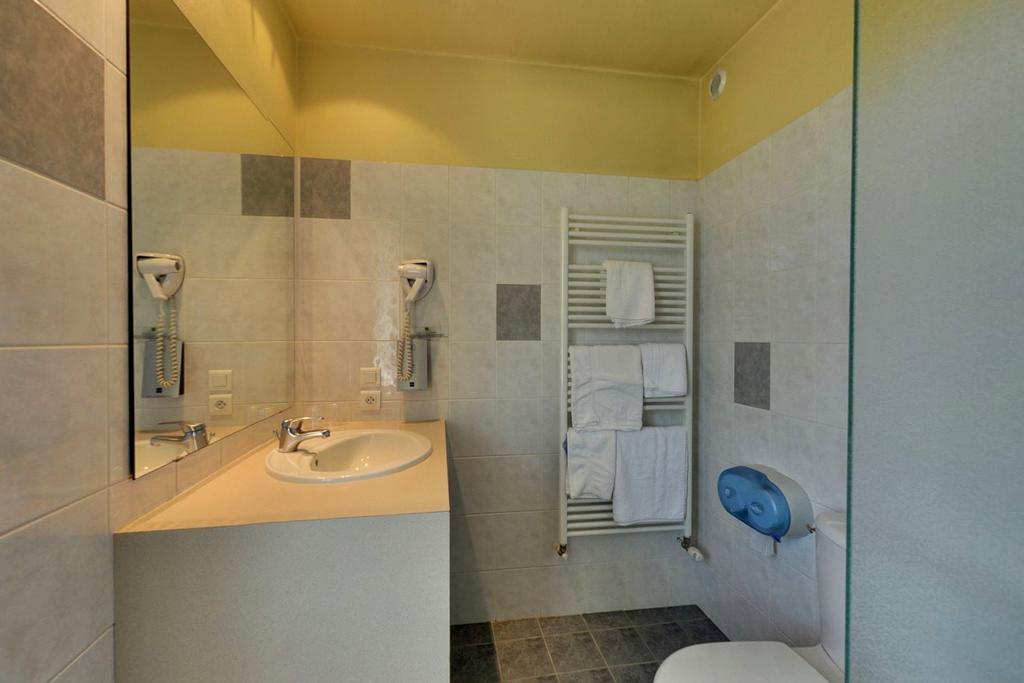 Logis Auberge Des Vieux Chenes Малемор Екстериор снимка