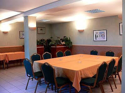 Logis Auberge Des Vieux Chenes Малемор Екстериор снимка